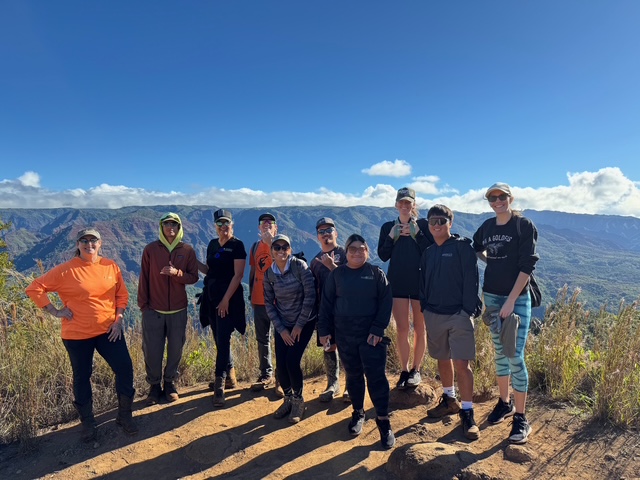 volunteers from keokiʻs paradise restaurant at iliau trailhead